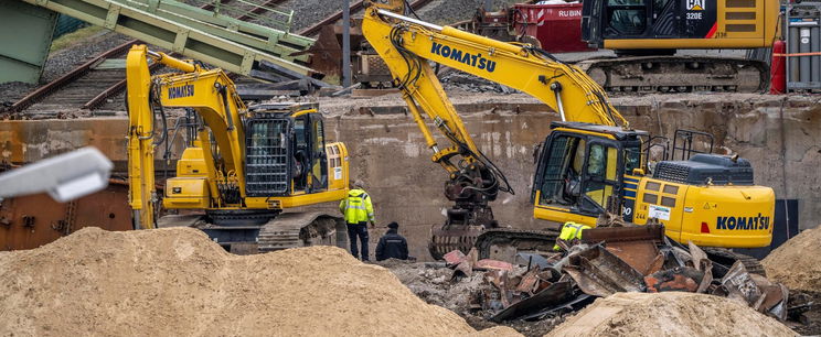 Ez a tetovált szőke bombázó úgy kezeli a méregdrága markológépet, hogy attól megáll benned az ütő