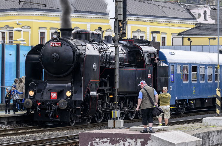 Mindenki megdermedt egy pillanatra a Nyugati pályaudvarnál, többszáz tonnás vasszörny vette át az uralmat az állomáson