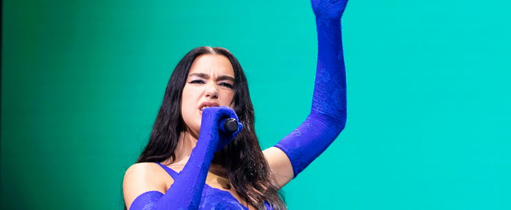 Dua Lipa átlátszó ruhája alatt a bugyi helyén valami egész más látszódott