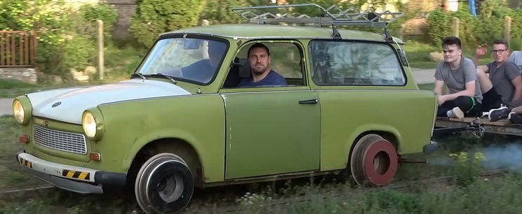 Vonat helyett Trabant közlekedik a síneken a bezárt vasúti vonalon, valóságos attrakció lett belőle