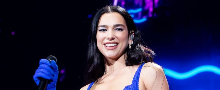 Dua Lipa ruhája még az intim helyeken is nyitva maradt egy kicsit, igazán lehengerlő az új lyukacsos stílusa