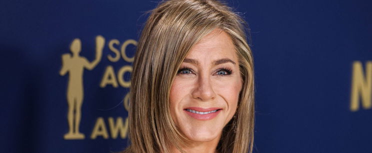 Jennifer Aniston bugyija kilátszott a szoknyája alól a Jóbarátok forgatásán, most került fel a videó róla