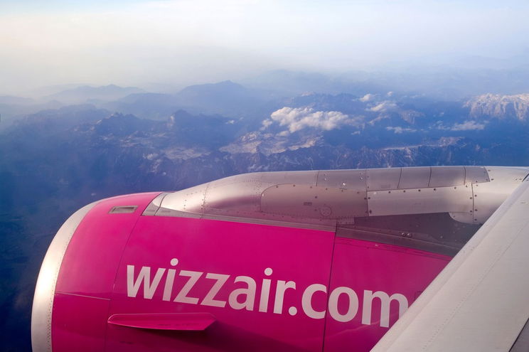 Valóra vált a nyaralók legnagyobb rémálma: szorult helyzet a Wizzair járatán, azonnal visszafordult Budapestre, több százan szenvedtek a pilóta döntése miatt