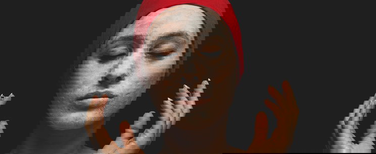 Saját családja szapult egy lányt a bőrszíne miatt, életveszélyes helyzetbe kergetnék, csak hogy nekik megfeleljen