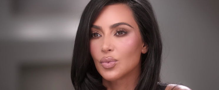 Kim Kardashian legújabb arcpirítóan szexi fotójára alig fértek rá hatalmas mellei, felrobbant tőle az internet