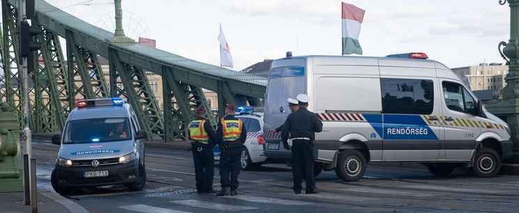 Videón, ahogy rendőrök az utcán teperik le a magyar influenszert, kiderült, mi történhetett