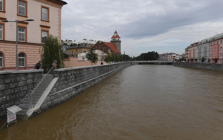 Elöntötte a víz a Blaha Lujza teret, a nagy pesti árvíz nyoma még ma is látható a Rókus kórház oldalán