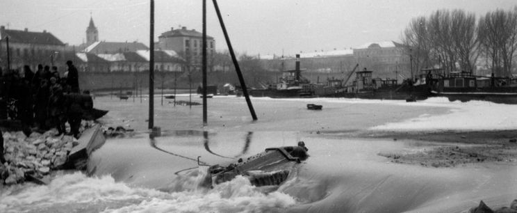 Döbbenetes felvétel az 1956-os jeges árvízről, bombázták a Duna jegét, emberek ezreit kellett kimenteni