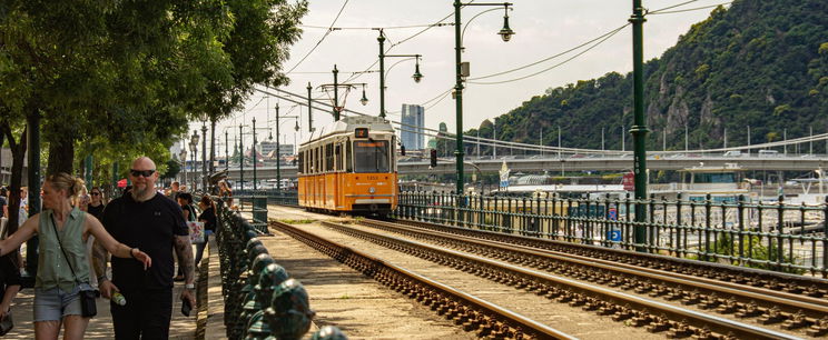 Önök villamosok? Megőrül a Facebook népe a budapesti rendőrért, már a neve is kiderült