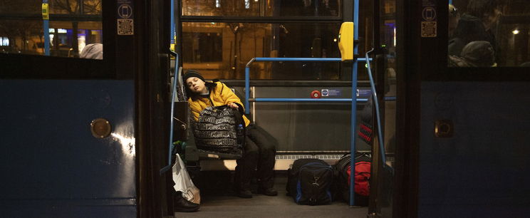 Rollerről támadtak a BKV buszsofőrjére a budapesti éjszakában, döbbenetes videó készült 