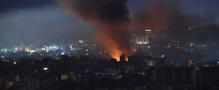 Rémisztő robbanás vakító fénye jelent meg Bejrút fölött az izraeli bombák becsapódása után