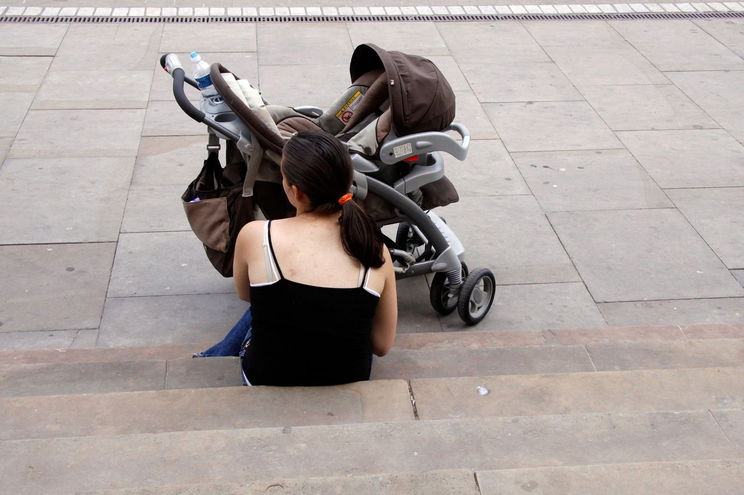 Óriási a baj, ha elhagyott babakocsit látsz a sötétben az út szélén