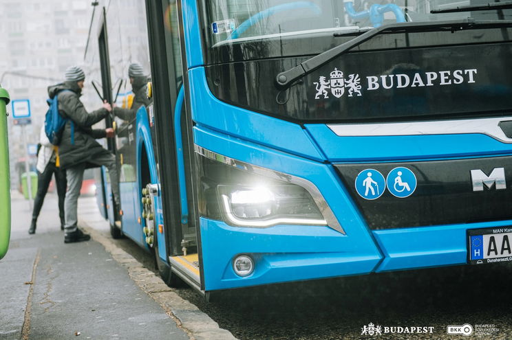 Beszélő buszok járják Budapestet 2025-ben, gombnyomásra szólalnak meg, de nem mindenkinek