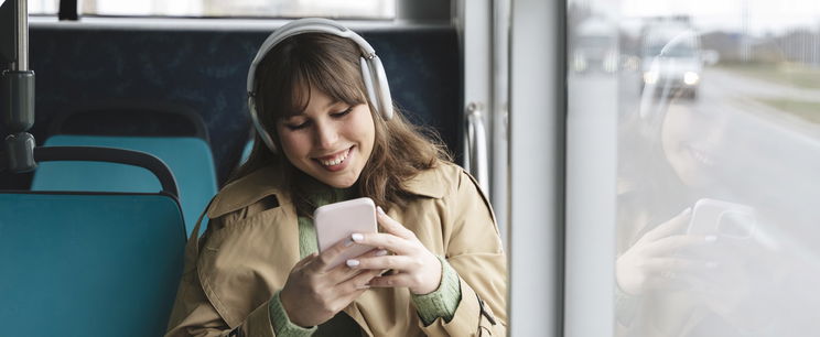 A buszon csörgött a telefonom és nem vettem észre, hogy ki ül mögöttem, a hívás után az utas üvölteni kezdett velem