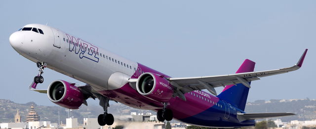 Brutálisan lehúzták a WizzAir-t, alig győzi a panaszkodást egy férfi a videójában