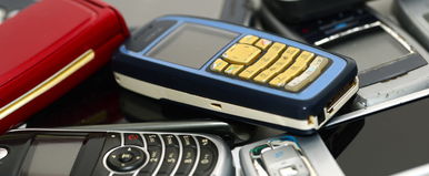 Szétszedte a férfi a régi mobiltelefonokat, ezután csak úgy dőlt hozzá a pénz