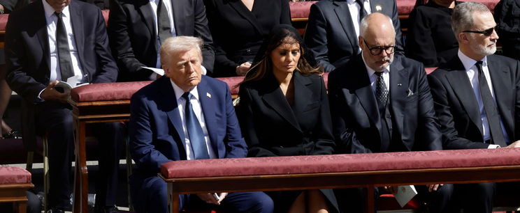 Ezért viselt Trump kék öltönyt a pápa temetésén, rendkívüli oka volt