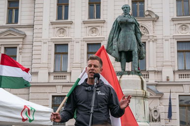 Így néz ki Magyar Péter lakása, bejutott a kamera a négy fal közé