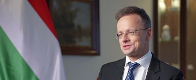 Szijjártó Péter Azahriah-tól idézett, kitört a röhögés a teremben