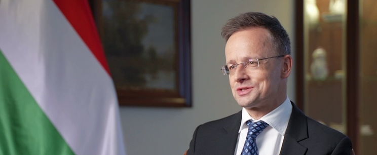 Szijjártó Péter Azahriah-tól idézett, kitört a röhögés a teremben
