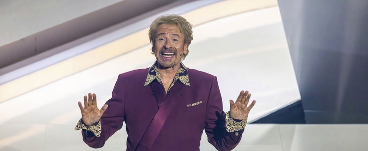 75 éves lett a legendás tévés, így néz ki sokkal fiatalabb felesége oldalán