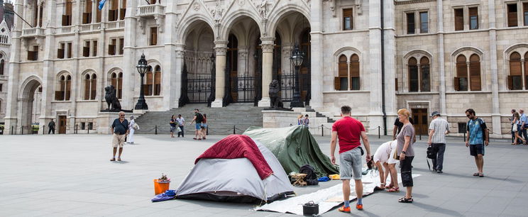 Megzavarták a Parlament előtt az élő adást, félbe kellett szakítani a riportot