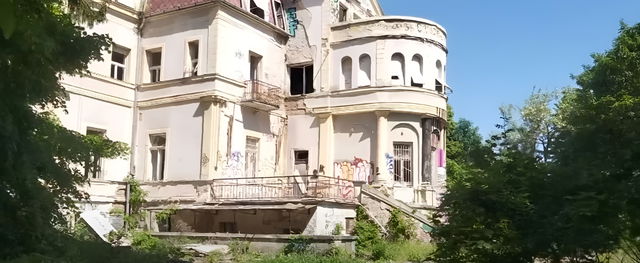 Beléptek egy elhagyatott kórház területére, rémisztő magyar szöveg fogadta őket a bejáratnál