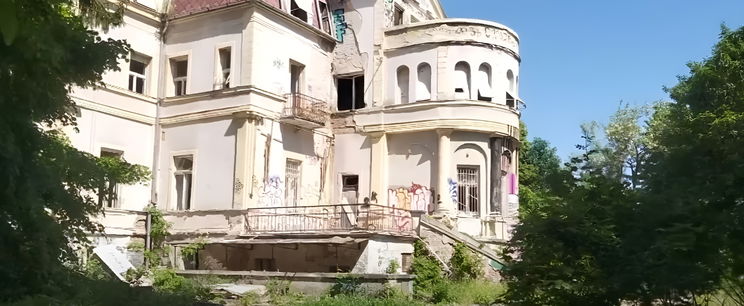 Beléptek egy elhagyatott kórház területére, rémisztő magyar szöveg fogadta őket a bejáratnál