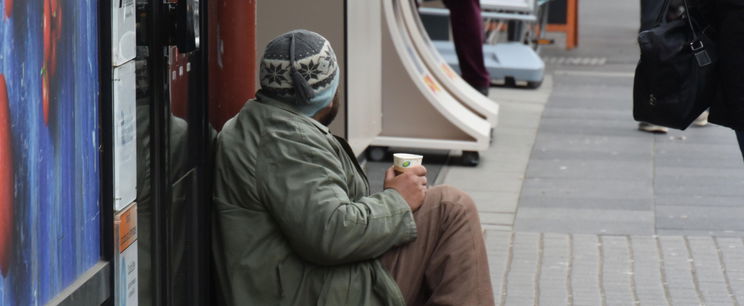 Visszataszító külsejű koldus követte a boltba a férfit, teljesen kiborult a látványtól
