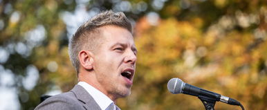 Lelepleződött Magyar Péter, itt tölti az éjszakákat az országjárás alatt, nem mindennapi helyről jelentkezett be