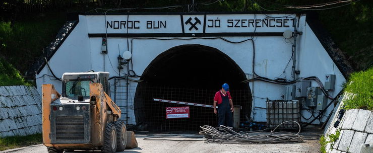 Furcsa színű víz ömlik ki a parajdi sóbányából, újabb fordulat a katasztrófában