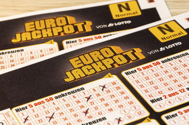 Eurojackpot: kolosszális összeg, több, mint 10 milliárd forint volt a tét, bérelt helye lesz a győztesnek a jövő évi Forbes magazinban