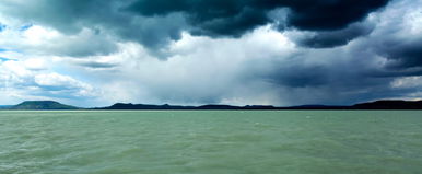 Rendkívüli dolog hullik a Balatonnál az égből, nem tanácsos kint lenni