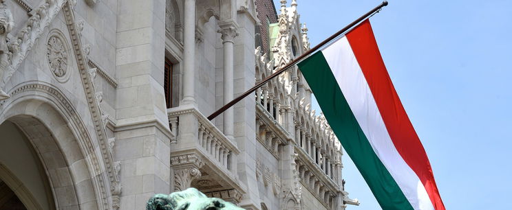 A maja piramisok mellett a magyar zászlót tették ki, óriási botrány lett belőle