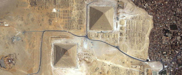 Az űrből lőttek képet a piramisokról, valami nagyon nem stimmel