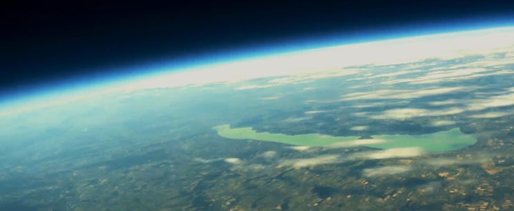 Űrfelvételen látszik a rendkívüli a Balatonnál, sokkolt a külföldi a látványtól