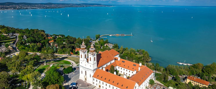 Furcsa leleteket mos partra a Balaton Tihanynál, senki sem érti
