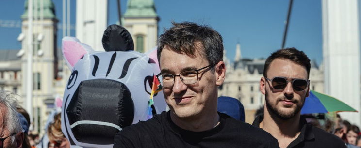 Furcsa leleplező dolgot szúrtak ki Karácsony Gergely friss fotóján, most aztán vakarhatja a fülét