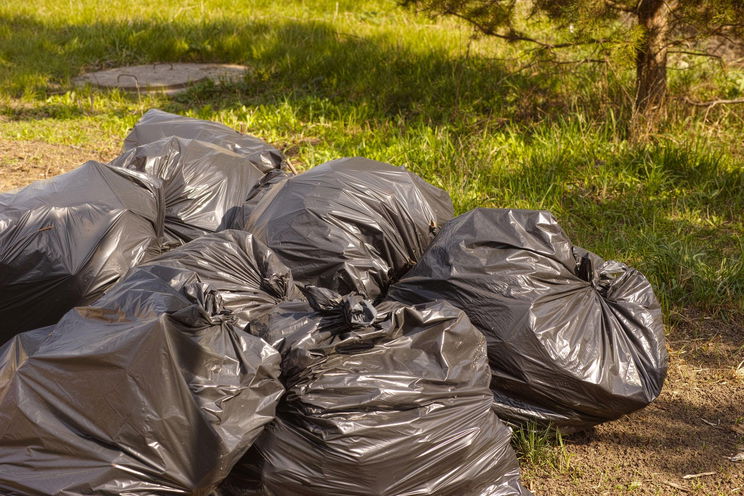 Elképesztően morbid dolgot találtak zsákokban a Tisza partján, keresik a tettest