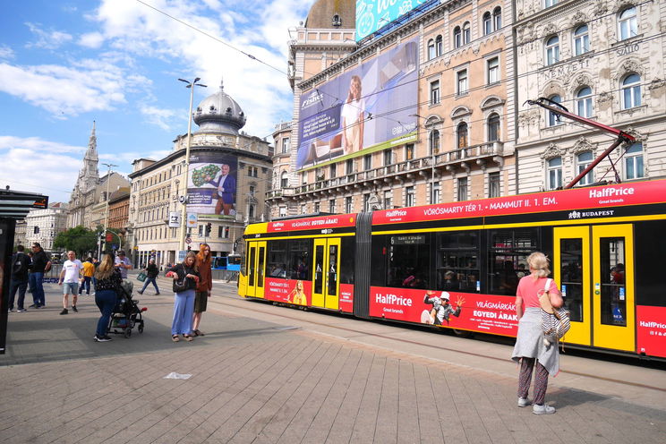 Azonnal leállt a forgalom a Blaha Lujza téren, ilyen még nem történt a fővárosban