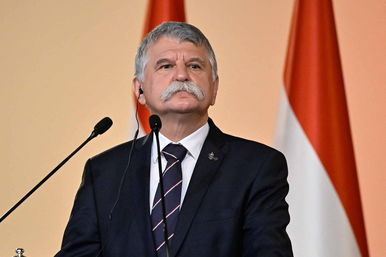 Lebuktatták Kövér Lászlót, ezért vágta le a bajuszát