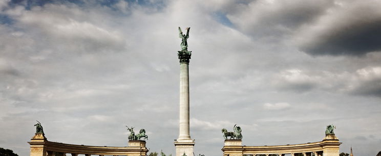 Óriási hibát szúrtak ki a Hősök terén, ilyen történelmi bakit még nem láttunk