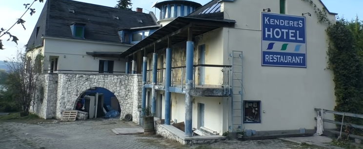 Az üresen álló Duna-parti hotel egyik szobájában egy hatalmas fej fogadta a látogatókat, ez az igazi Viasztestek-valóság