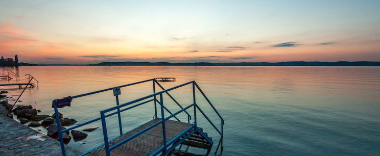 Olyan autó jelent meg a Balatonon, amire nincsenek szavak, a felvétel már bejárta az országot