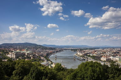 Rejtélyes Fidesz-ellenes akció Budapesten, rendőrségi szalaggal zárták le a járdát, a feliratok mindent elárulnak