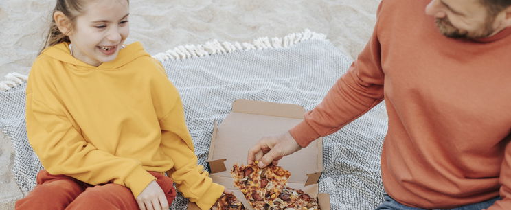 Pizzába harapott és rögtön ki is köpte, borzasztó dolgot talált benne
