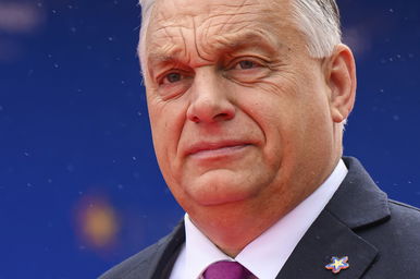 Csúnyán kifigurázták Orbán Viktort, a Parlament előtt nevették ki