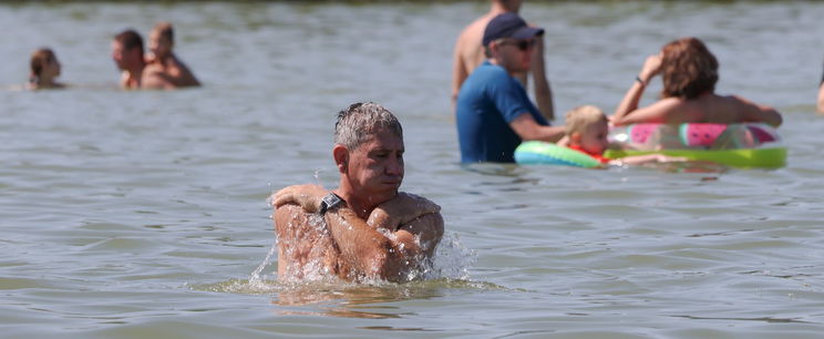 Mikroszkóp alá tettek a Balaton vizét, jelzett a műszer 