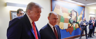 Titokzatos harmadik tűnt fel Putyin és Trump találkozóján, kiszivárgott egy videó