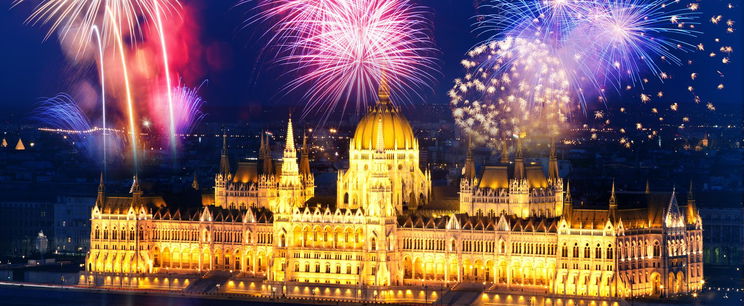 Ennyi külföldi nézte a budapesti tűzijátékot a rakparton, bődületes a szám, szakértők mérték meg a közönséget